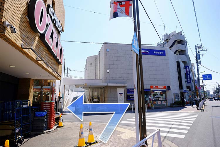 道順4みずほ銀行とオオゼキの間の道を（左手へ）お進みください